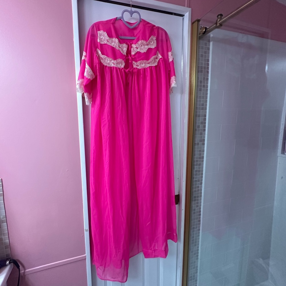 Elegant Pink 1960s Lace Night Robe
